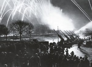 Залп артилерии в день освобождения Ленинграда