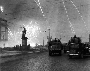 Салют в честь освобождения Ленинграда