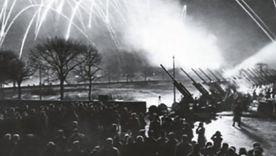 Залп артилерии в день освобождения Ленинграда