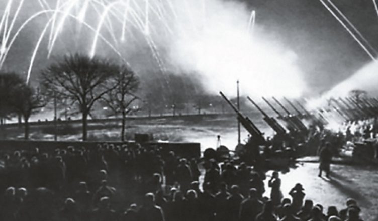 Залп артилерии в день освобождения Ленинграда